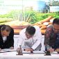 CEO Pertamina New & Renewable Energy, John Anis, bersama PTPN III, Ryanto Wisnuardhy dan MedCo, Aradea Z Arifin melakukan penandatanganan kerja sama Pengembangan Bioetanol di Palm Oil, Gedung Agro Plaza, Jakarta pada Senin (27/04/2026).