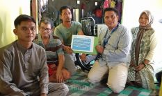 PT Timah Salurkan Bantuan Kursi Roda untuk Warga Karimun