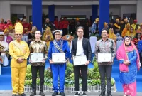 Penyerahan penghargaan kepada PT Vale pada peringatan HUT ke-62 Sulawesi Tengah di Palu