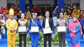 Penyerahan penghargaan kepada PT Vale pada peringatan HUT ke-62 Sulawesi Tengah di Palu