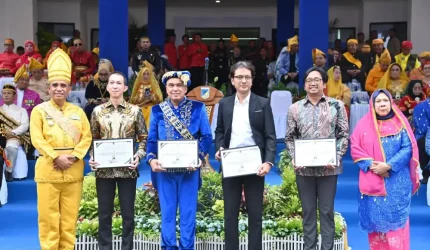 Penyerahan penghargaan kepada PT Vale pada peringatan HUT ke-62 Sulawesi Tengah di Palu