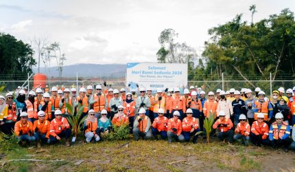 PT Vale aksi penanaman pohon dan bersih pantai di kawasan Jetty Port Bahomotefe, Morowali, dalam rangka Hari Bumi 2026