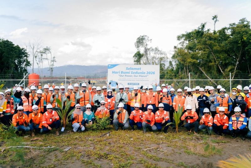 PT Vale aksi penanaman pohon dan bersih pantai di kawasan Jetty Port Bahomotefe, Morowali, dalam rangka Hari Bumi 2026